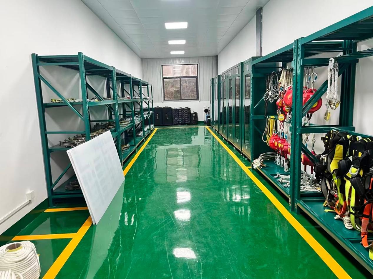 智能工器具仓库内的定制货架、工具柜与安全工器具
